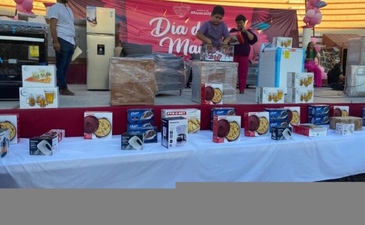 Gobierno de Ahuacatlán echó la casa por la ventana en el Día de las Madres