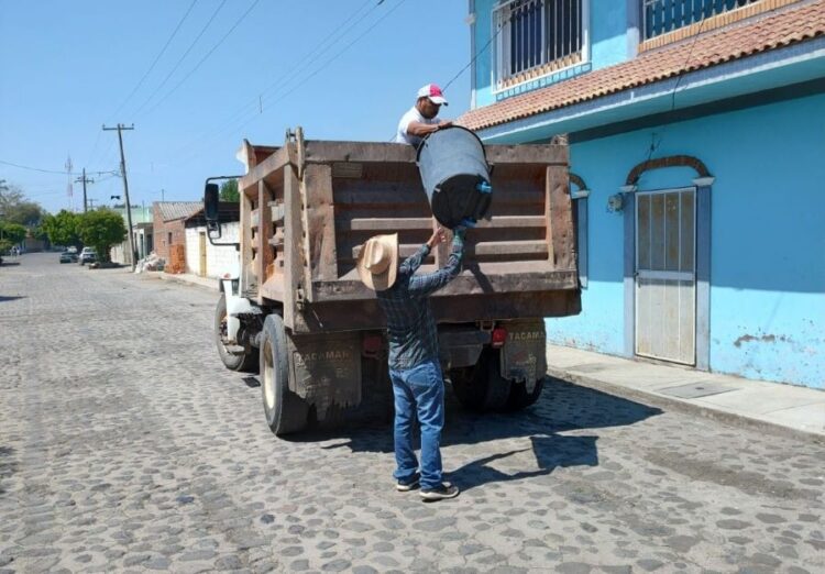 Gobierno de Ahuacatlán invita a la población a colaborar en la campaña de descacharrización