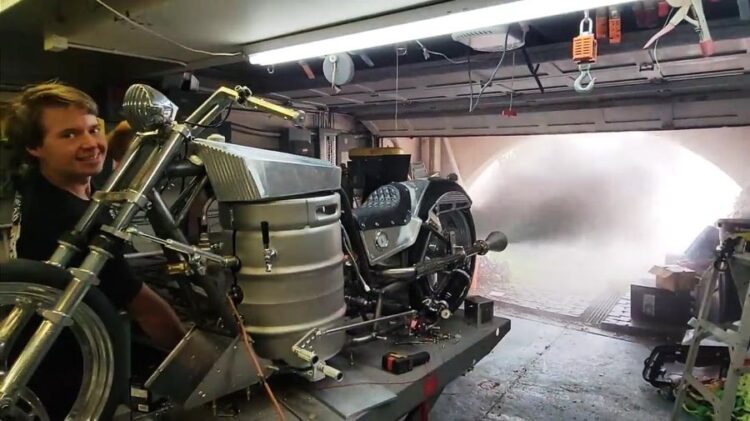 Inventa motocicleta que funciona con cerveza