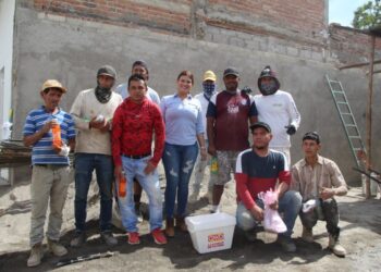 Reconoce Elsa Nayeli a albañiles en su día