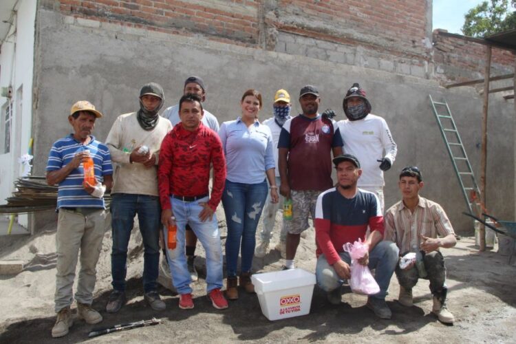 Reconoce Elsa Nayeli a albañiles en su día