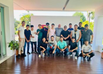 Se reúne Navarro Quintero con jóvenes creativos