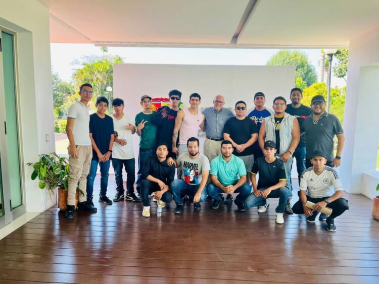 Se reúne Navarro Quintero con jóvenes creativos