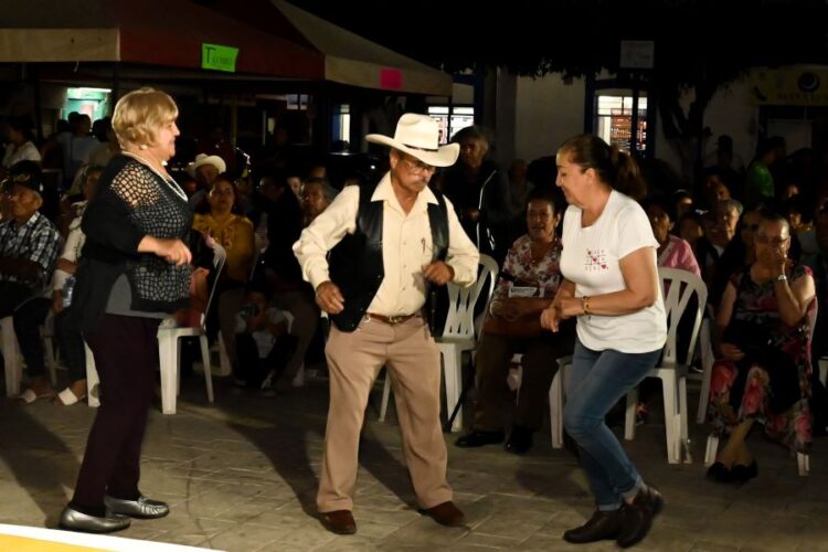 Serenatas musicales en Ixtlán atraen cada vez a más paseantes