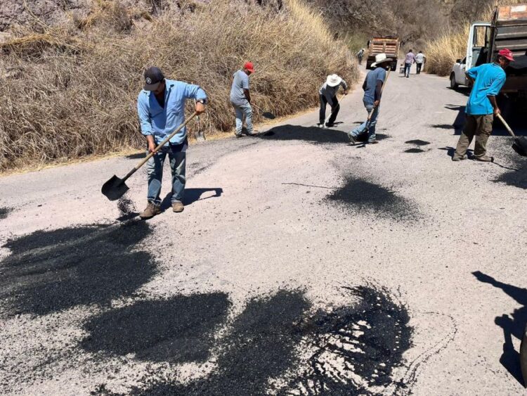 Trabajadores reparan baches en carretera Uzeta-Santa Cruz de Camotlán
