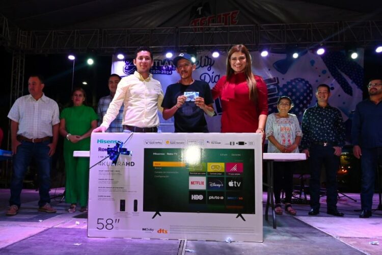 Celebración llena de música y regalos en el festejo por el Día del Padre en Ixtlán del Río