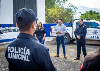 Entrega Toño Carrillo nuevos uniformes a la policía municipal