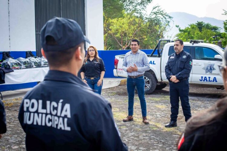 Entrega Toño Carrillo nuevos uniformes a la policía municipal