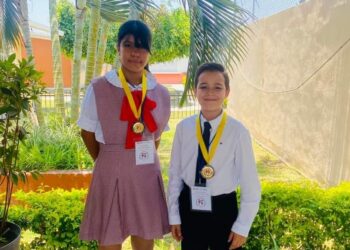 Felicita Elsa Nayeli a niños de Ixtlán ganadores de Olimpiada del Conocimiento Infantil a nivel nacional