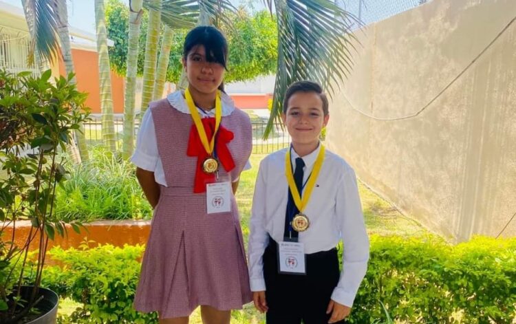 Felicita Elsa Nayeli a niños de Ixtlán ganadores de Olimpiada del Conocimiento Infantil a nivel nacional