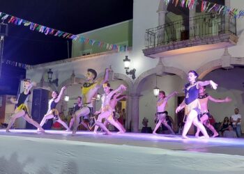 Los ritmos tradicionales de México y Colombia encantan al público, en Ahuacatlán