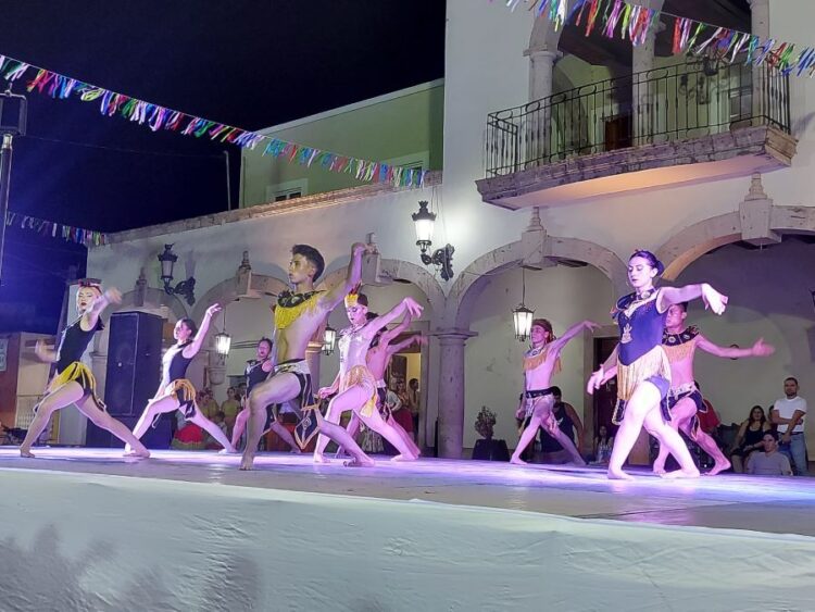 Los ritmos tradicionales de México y Colombia encantan al público, en Ahuacatlán