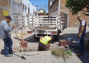 Protección Civil de Ahuacatlán realiza labores de limpieza en red de alcantarillado municipal