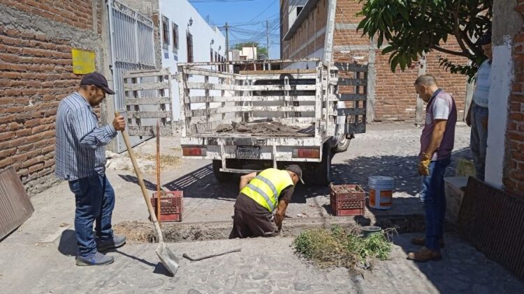 Protección Civil de Ahuacatlán realiza labores de limpieza en red de alcantarillado municipal
