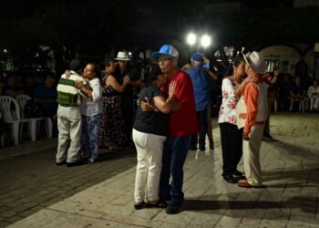 Serenata dominical llena de música del recuerdo y baile sabrosón cautiva a los ixtlenses
