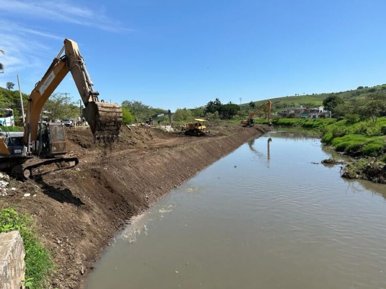 Continúan los trabajos de desazolve en el río Mololoa de Tepic para prevenir inundaciones