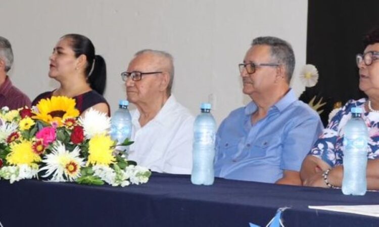 Emotivo regreso del Señor Cura José Ramón Gollás a Ahuacatlán en ceremonia educativa