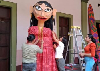 Personal de Casa de la Cultura de Ahuacatlán asiste al Primer Taller de Mojigangas en Nayarit