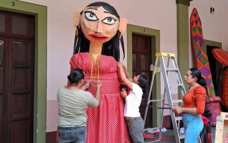 Personal de Casa de la Cultura de Ahuacatlán asiste al Primer Taller de Mojigangas en Nayarit
