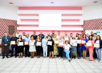 Reconoce DIF estatal a trabajadores por años de servicio