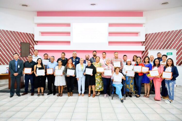 Reconoce DIF estatal a trabajadores por años de servicio