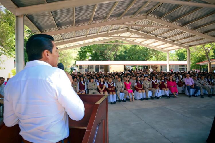 Toño Carrillo asiste a ceremonias de fin de ciclo escolar 2022-2023