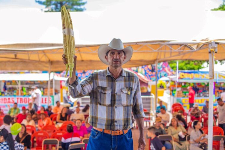 Arrasa Coapan con los tres primeros lugares del concurso del elote más grande del mundo en Jala