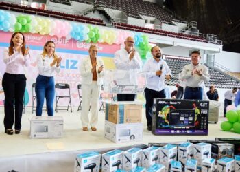 Celebra DIF estatal el Día de la Abuela y el Abuelo