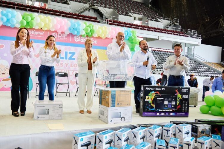 Celebra DIF estatal el Día de la Abuela y el Abuelo