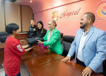 Entrega DIF estatal uniformes a deportistas nayaritas que van a competencia nacional