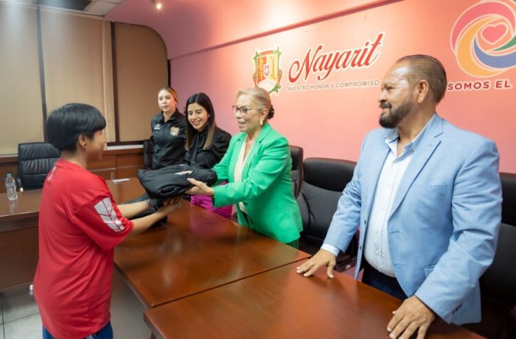 Entrega DIF estatal uniformes a deportistas nayaritas que van a competencia nacional