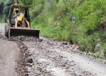 Gobierno de Ahuacatlán da mantenimiento a carretera hacia Amatlán de Cañas