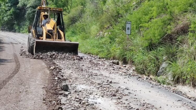 Gobierno de Ahuacatlán da mantenimiento a carretera hacia Amatlán de Cañas