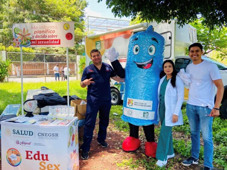 INJUVE presenta el programa EduSex en la Preparatoria de Ixtlán
