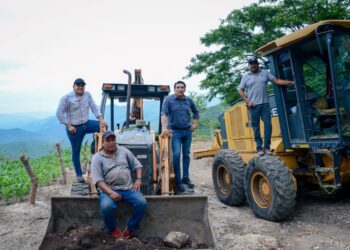 Rehabilitan caminos vecinales en Jala