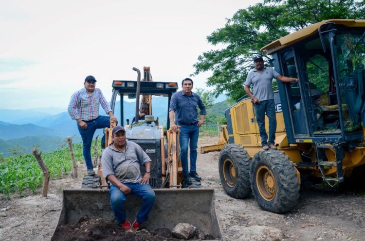 Rehabilitan caminos vecinales en Jala