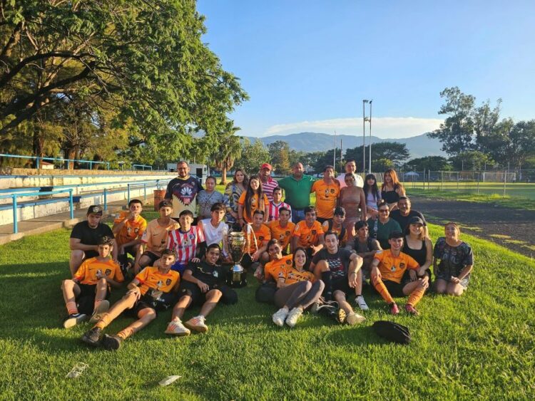 Adoberas y Uzeta campeones de torneo de barrios de futbol en Ixtlán