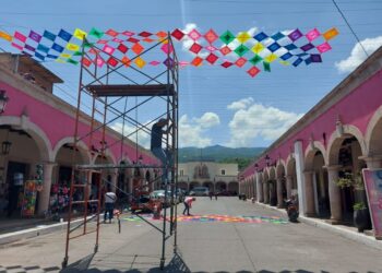 Cuadrillas municipales embellecen Ahuacatlán en vísperas de la Feria