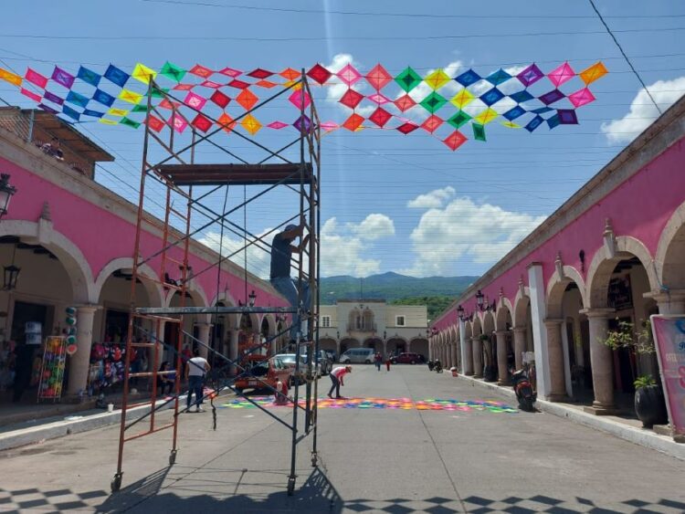 Cuadrillas municipales embellecen Ahuacatlán en vísperas de la Feria