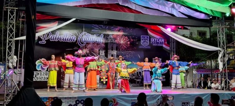 Destaca ballet de Ahuacatlán en el pabellón cultural de Ixtlán