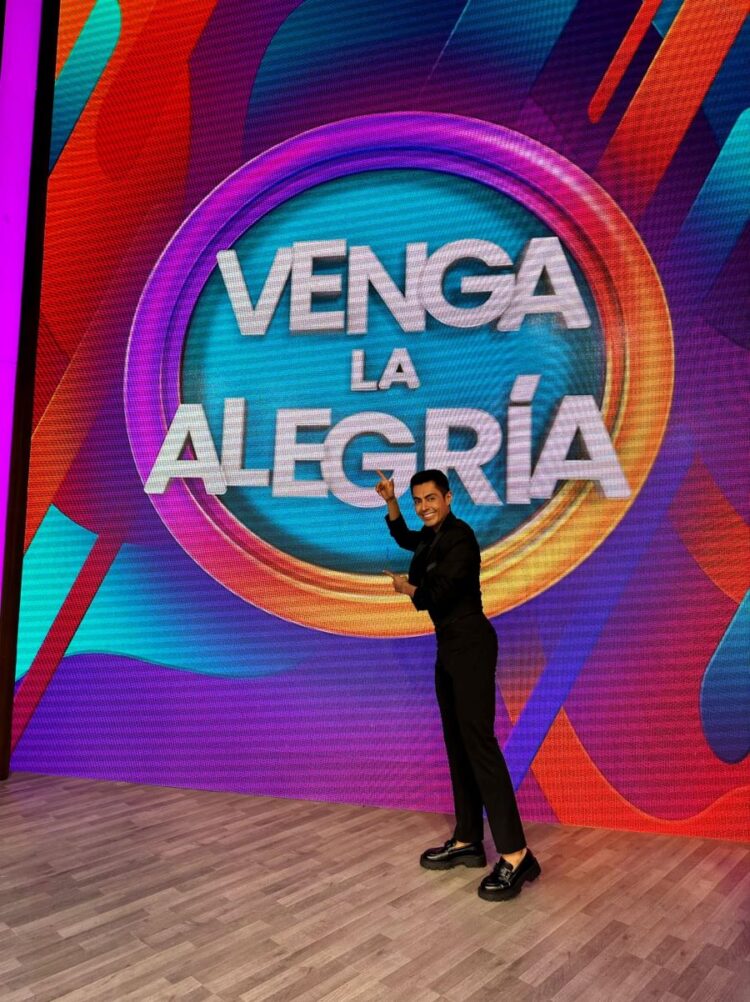 El diseñador nayarita Fher Santos se presentó de nuevo en “Venga la Alegría”