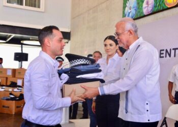 Entrega Miguel Ángel Navarro Quintero uniformes a Agentes de Movilidad
