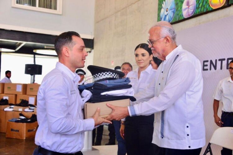 Entrega Miguel Ángel Navarro Quintero uniformes a Agentes de Movilidad