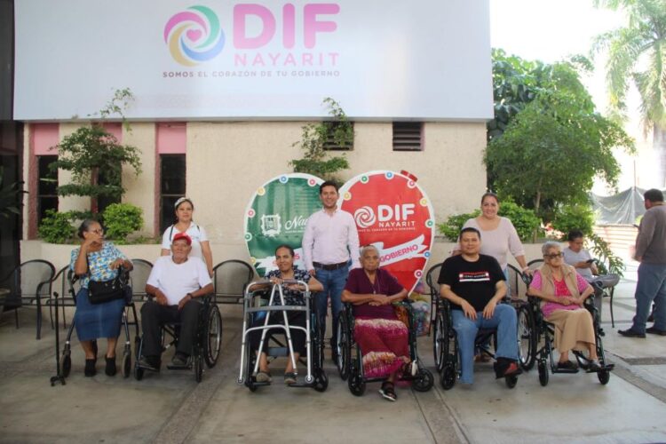 Entregan sillas de ruedas a personas necesitadas de Ixtlán