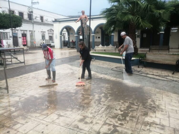 Equipo de aseo público de Ixtlán: Guardianes de la limpieza municipal