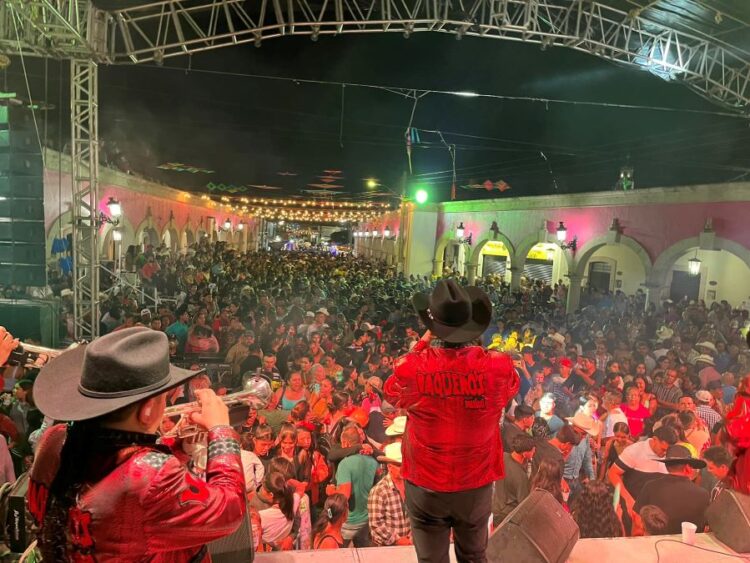 Éxito y diversidad de opiniones en el rompimiento de la Feria de Ahuacatlán Octubre 2023