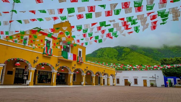 Jala se engalana para celebrar el mes patrio