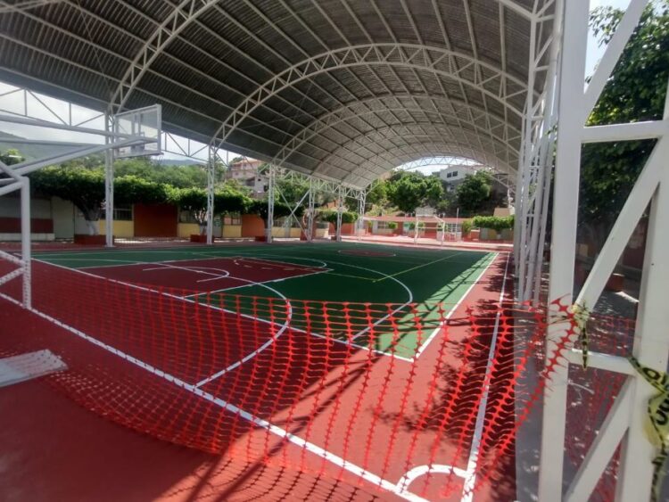 Nueva cancha de usos múltiples en escuela Benemérito de Ixtlán luce impecable