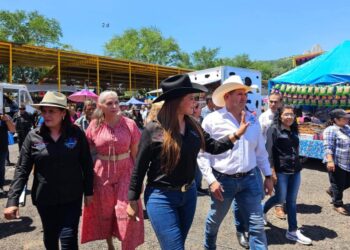Presidenta de Ixtlán entrega premio del Día del Ganadero en Expo Feria 2023