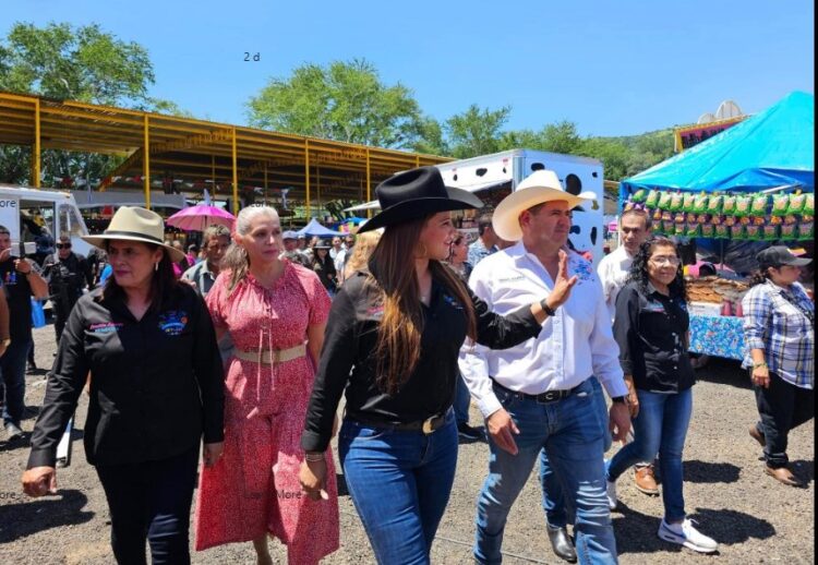 Presidenta de Ixtlán entrega premio del Día del Ganadero en Expo Feria 2023